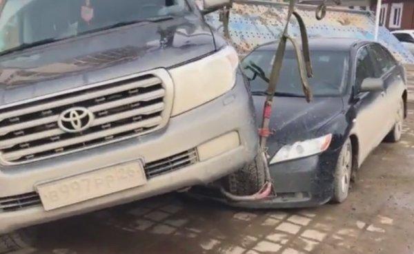 Эвакуатор в Ставрополе уронил Toyota на Toyota: видео